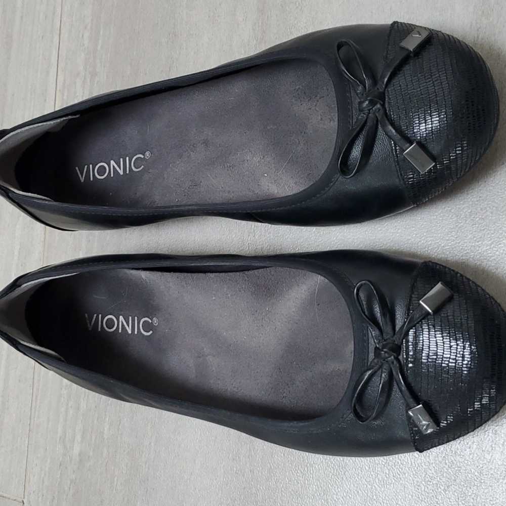 Vionic Minna flats, size 8